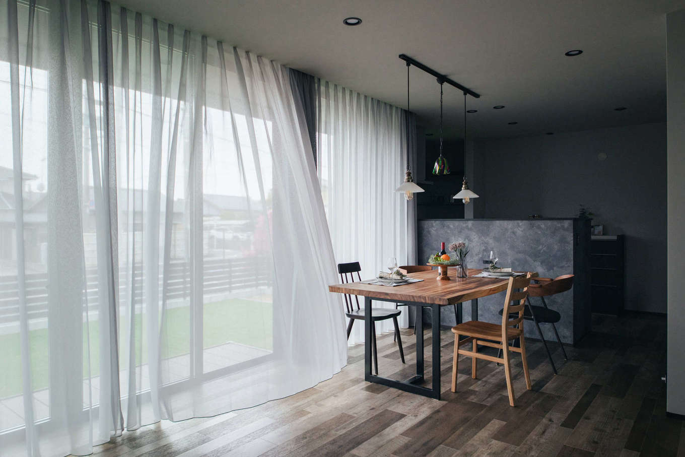 DAITOKU（大得工務店）【夫婦で暮らす、ペット、平屋】外と内とがシームレスにつながるLDK。明るく日当たり抜群の空間に吹き抜ける風が心地いい