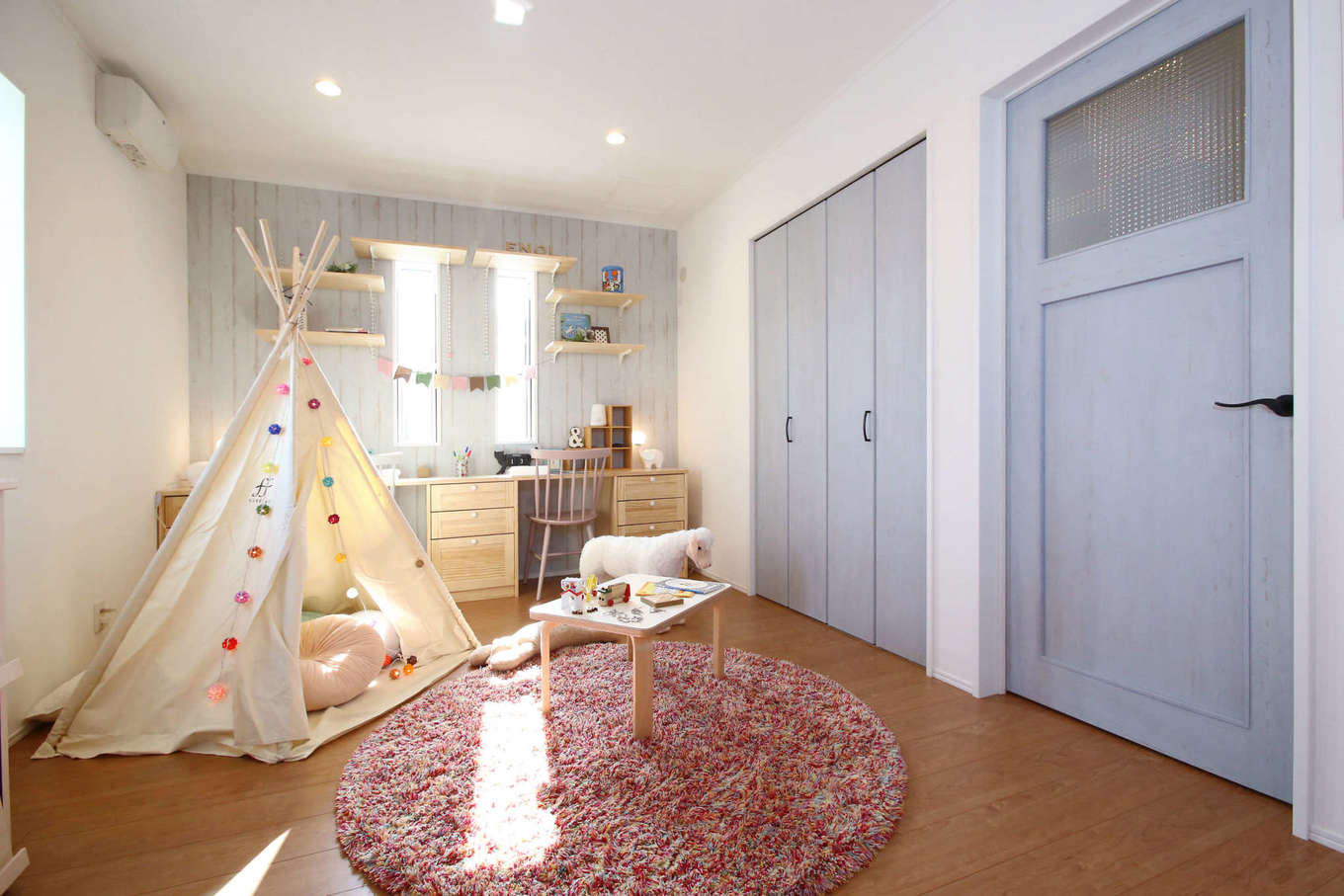 片桐建設【デザイン住宅、間取り、スキップフロア】将来的に2間にセパレートできる子ども部屋。北欧調のドアもかわいい