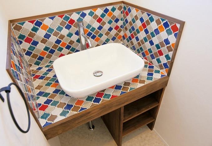 洗面所はタイル張りで、ポップでかわいらしい印象に