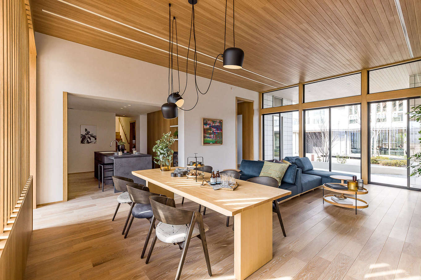 ミサワホーム静岡【三島市松本27-1・モデルハウス】約3. 3mの高天井や壁一面の大開口、南北の抜けなど、これまでにない開放感を演出したリビングダイニング。28. 5畳の大空間は、大切なゲストをもてなすパーティの場にもなる