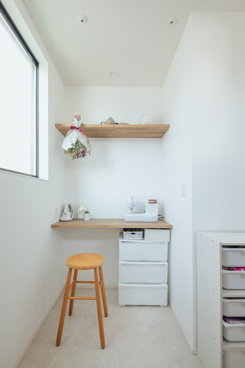 nattoku住宅【デザイン住宅、自然素材、ペット】ランドリールームの一角に設けた家事コーナー。造作のカウンターでアイロンをかけたり、洗濯物をたたんだり、本を読んだり・・・奥さまが多用途に使いこなせる便利な空間
