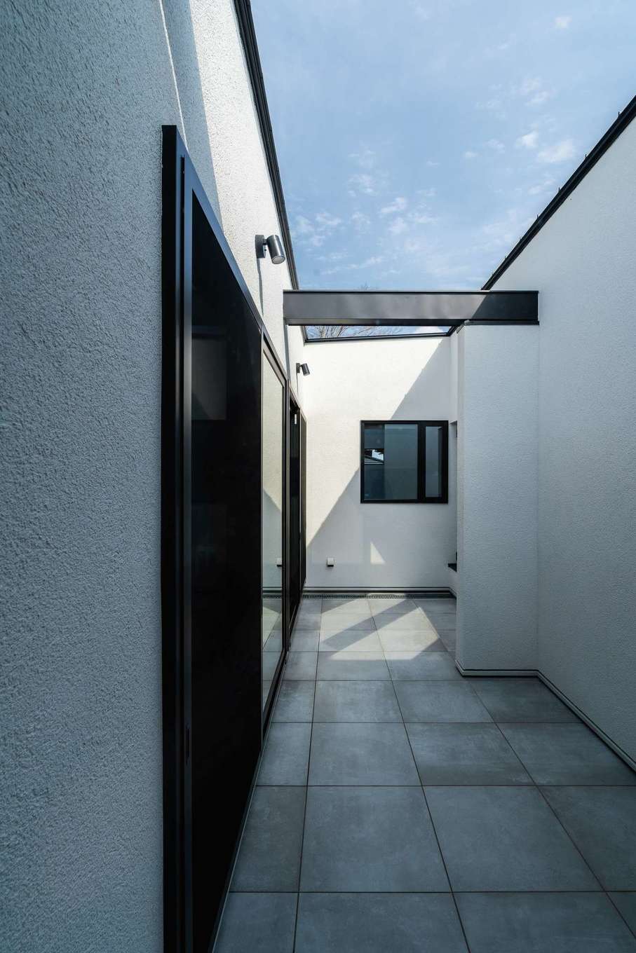 ハウスプラン（R＋house沼津・富士）【デザイン住宅、省エネ、建築家】外から見えないリビングを叶えたテラスコート。室内に日差しを届けながら、リビングの延長としても使えるプライベートなオープン空間に