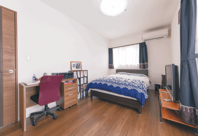 奥さまの寝室。好きな色でチョイスした家具も、フロアや建具と同色ですっきりとまとまっている