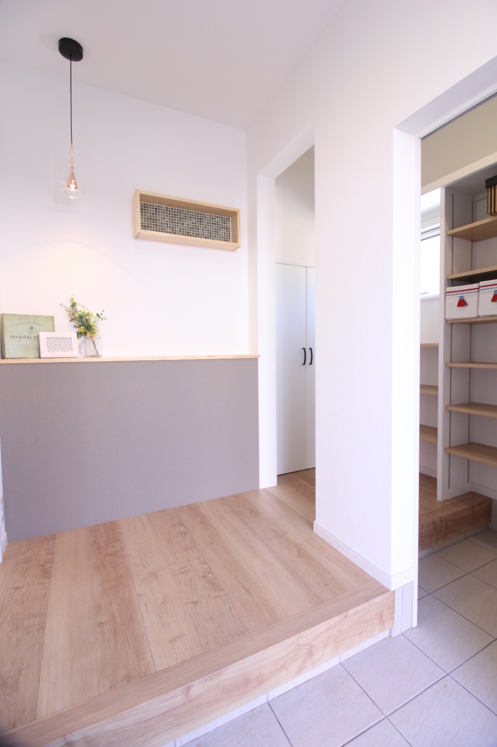 小野田産業～designers house project～｜明るく開放的な玄関ホール。右側にはシューズクローゼットが設けられ、効率的な整理整頓が可能である。シンプルなデザインが全体の雰囲気を落ち着いたものとしている。
