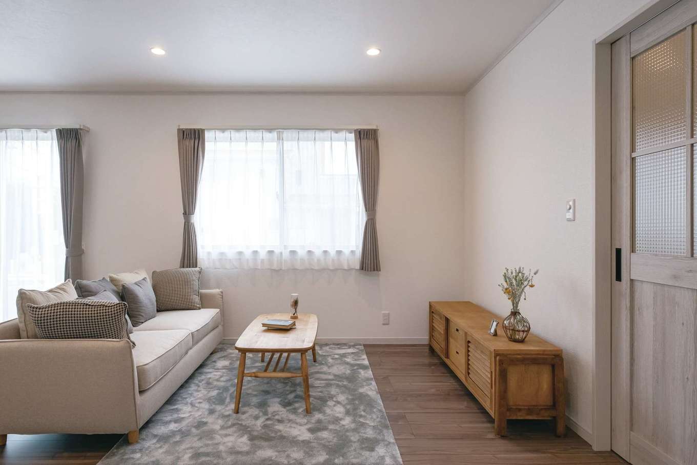 ＩＤＫ 住まいの発見館【1000万円台、省エネ、間取り】玄関、階段、キッチン、ダイニングと多方向からの動線が重なるリビング。家族が自然とここに集まってくる