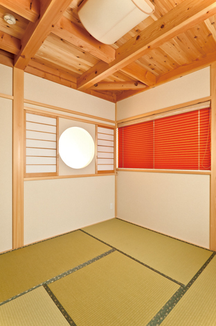 古刹で見た丸窓を客間にしつら えた。階段から照らすと粋な演 出に