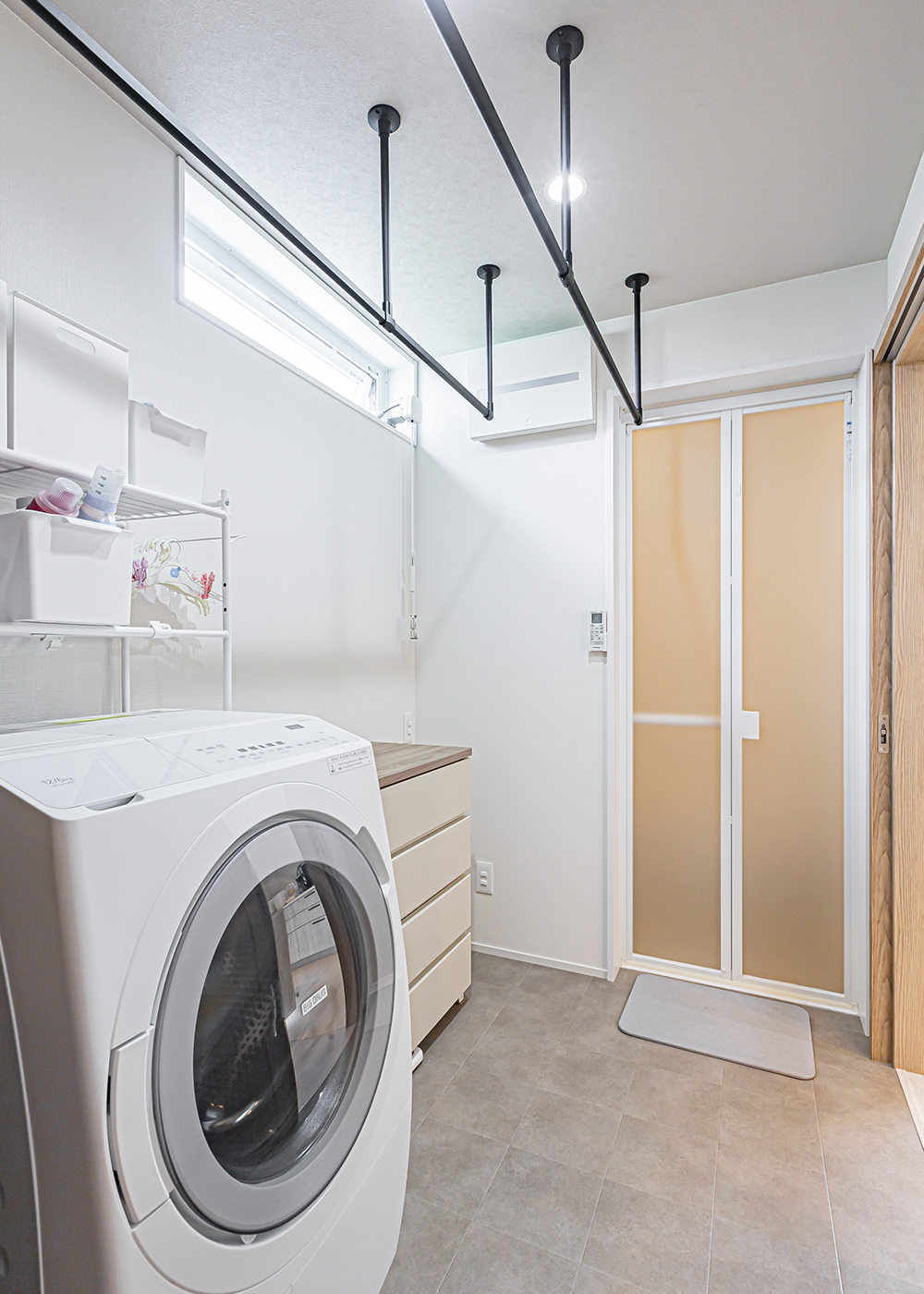 cozy house（小塚建設）【子育て、間取り、インテリア】洗濯作業がここだけで完結できる洗面脱衣所兼ランドリー。キッチンから近い場所で家事動線も最短