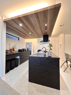 洗練されたデザインのキッチン。広々としたワークスペースとモダンな家具配置が、機能性とスタイルを両立させている。