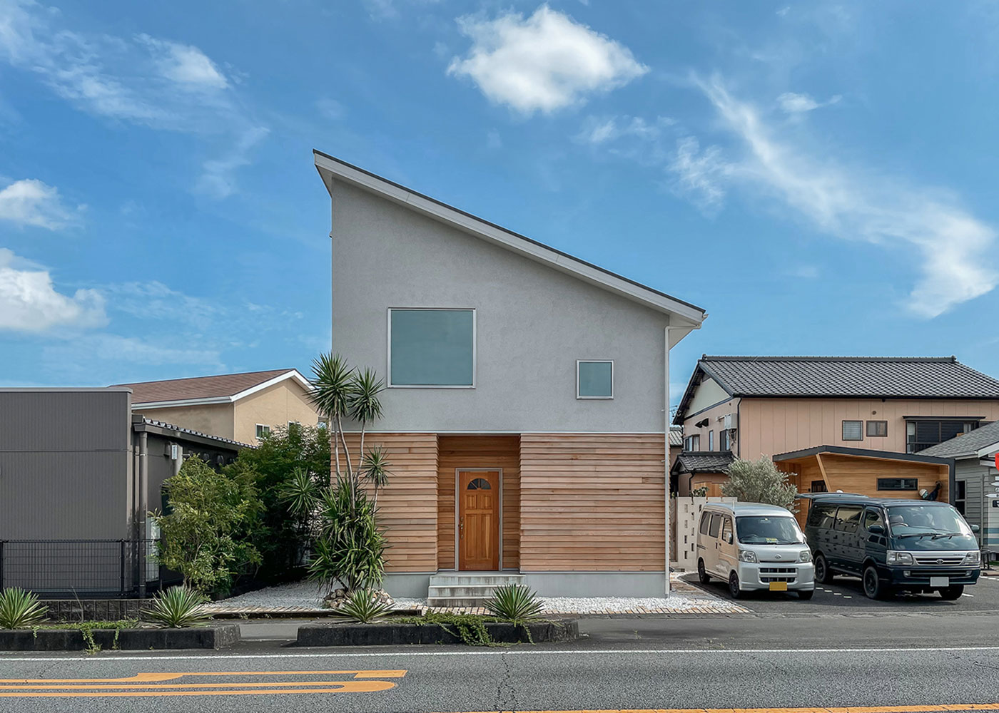 オレンジハウス【藤枝市上青島476-1・モデルハウス】【BASE】白い塗壁と木のラップサイディングに、片流れの屋根を組み合わせたオリジナルデザインのモデルハウス