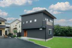 ブラックのガルバリウム鋼板により、外観はシャープな印象に。屋根にはLIXILのサービスを利用し、実質0円で14.12kWもの太陽光パネルを搭載できた。毎月の電気代が抑えられ、未来にゆとりがもたらされる