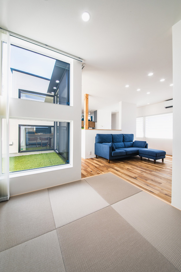 SEIEN ARCHITECT【趣味、建築家、1000万円台】大きな窓からバルコニーが見えて、開放感がたっぷりの畳コーナー。畳にゴロゴロ寝そべって漫画を読んだり、客間として友人を招いたり、多目的に活躍。将来子どもが生まれたら、お昼寝やおもちゃ遊びの場所としても利用できる