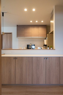 大容量のキッチン前収納。