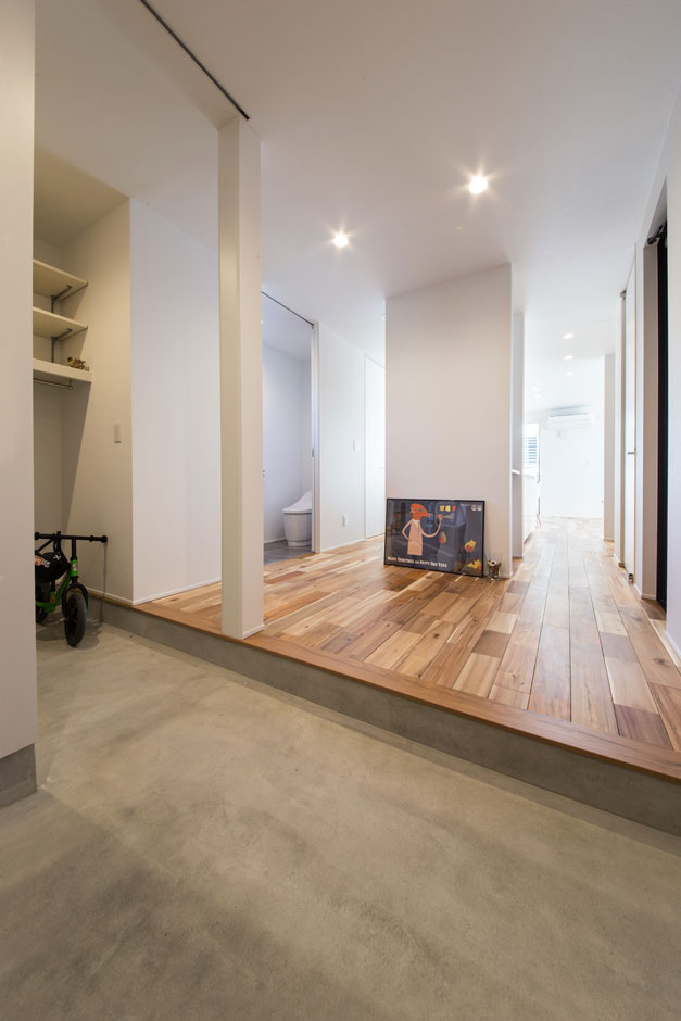 S.CONNECT（エスコネクト）【収納力、趣味、建築家】シューズクローク付きの玄関は土間にも広さにゆとりを持たせてある。玄関の正面にLDKがあり、二方向の動線からアプローチできる。玄関からは直接キッチンが見えないように設計されているため、生活感を感じさせないスタイリッシュな空間をキープできる