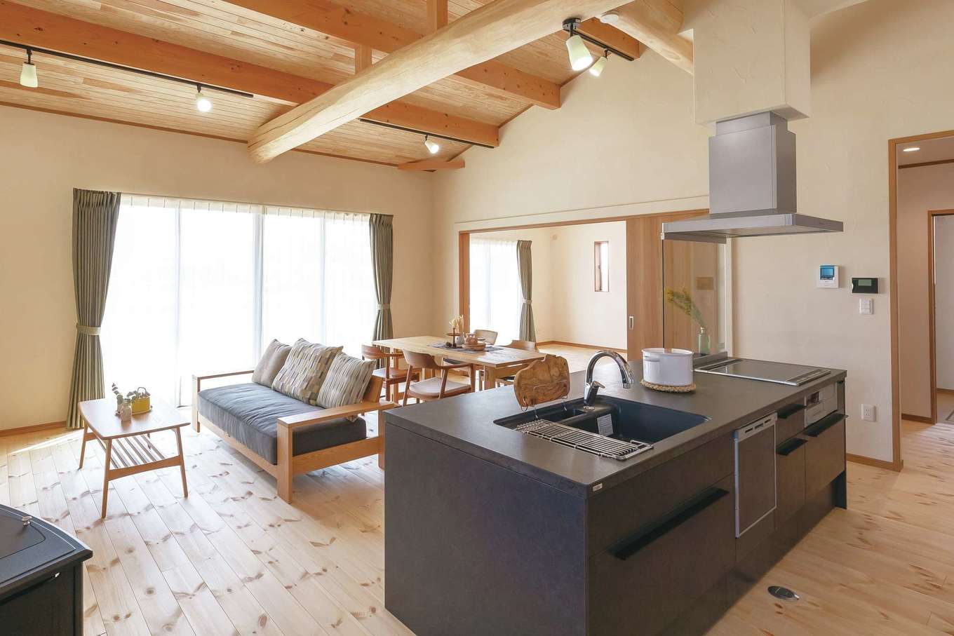 住まいるコーポレーション【デザイン住宅、自然素材、夫婦で暮らす】奥さまのこだわりのアイランドキッチン。ホームパーティをするときも色々な方向から手を出せるので、みんなで一緒にクッキングを楽しめる。キッチンの両側に収納スペースがあり、目的別にモノをしまえて便利