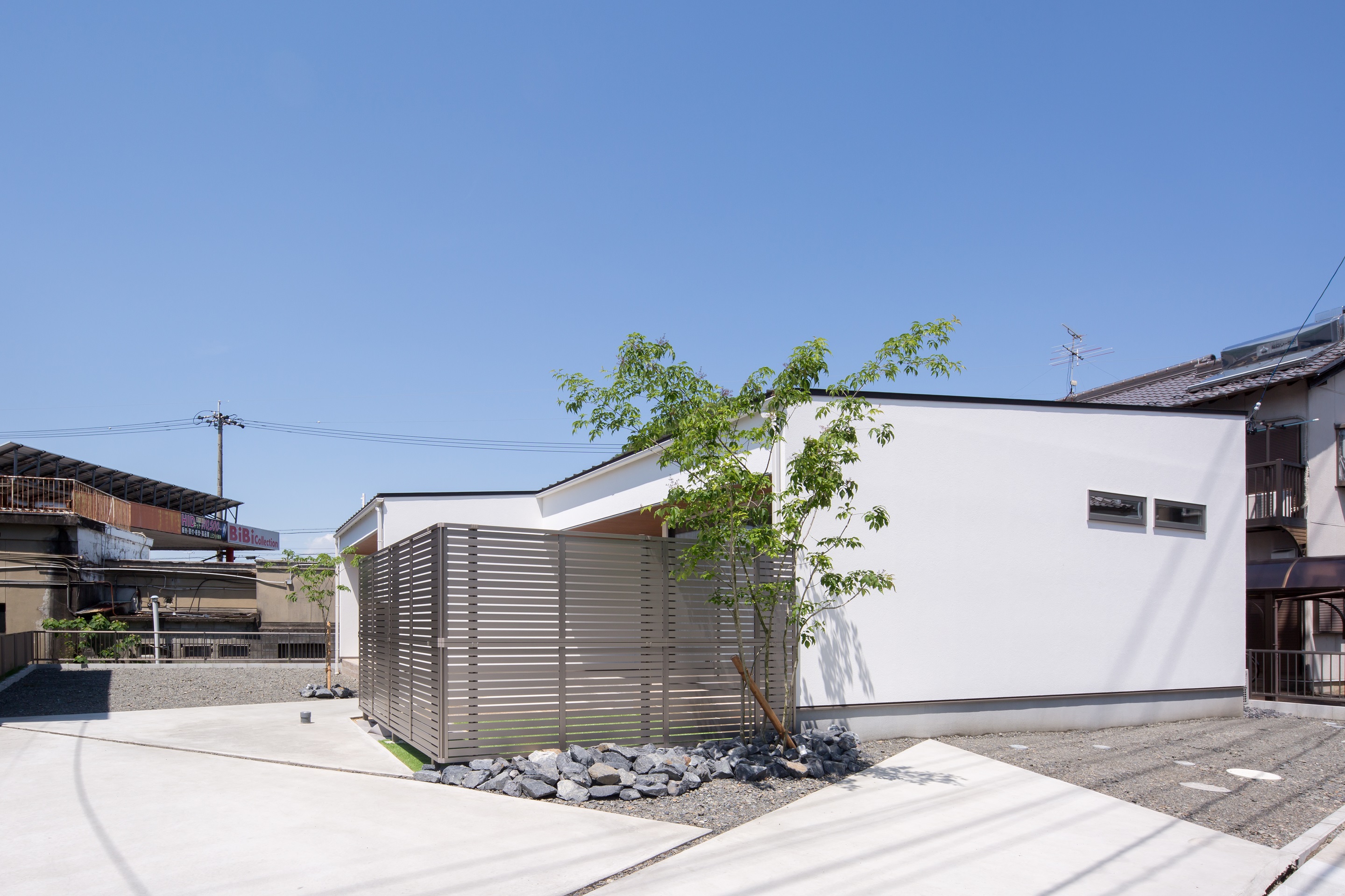 シンプル｜綺麗でスタイリッシュな真っ白の塗り壁。
白い壁に植栽がよく映えます。