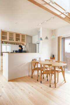 新作の造作食器棚と見せる棚は奥さまのお気に入り。ダイニングセットは同社の『ふくこぼ家具』であつらえた