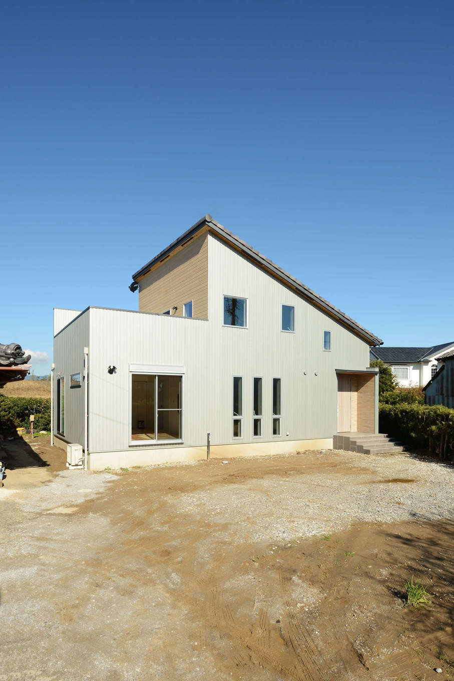 DISTANCE 野本建築【趣味、自然素材、ペット】グレー×ベージュのナチュラルな色合いとスタイリッシュなフォルムが調和した外観