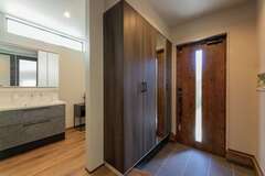 玄関ホールの脇に洗面スペースを用意。帰宅したらすぐに手洗い・うがいができる