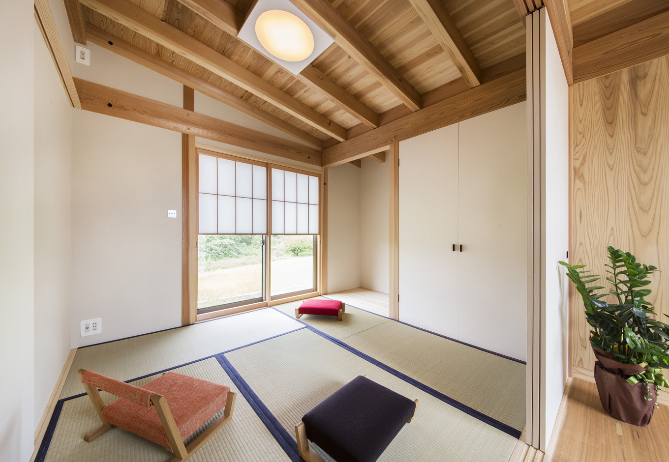 石牧建築【収納力、自然素材、建築家】天竜杉、珪藻土、雪見障子の構成とコントラストが美しい和室。満月照明、押入れの取手、込み栓など、細かい部分まで大工の職人技が光る。石牧社長が開発したオリジナルの珪藻土は、樹脂が入っていない100％自然素材でできているので調湿効果と耐久性のレベルが違う