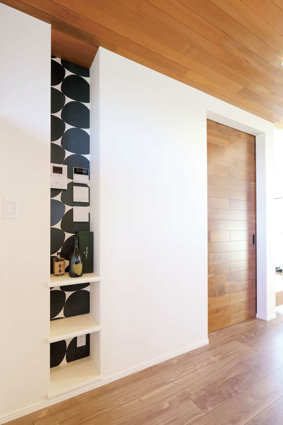 丸昇彦坂建設【デザイン住宅、趣味、インテリア】無垢の木に遊び心のあるクロスや雑貨を組み合わせることで、空間が重くなりすぎないように工夫した