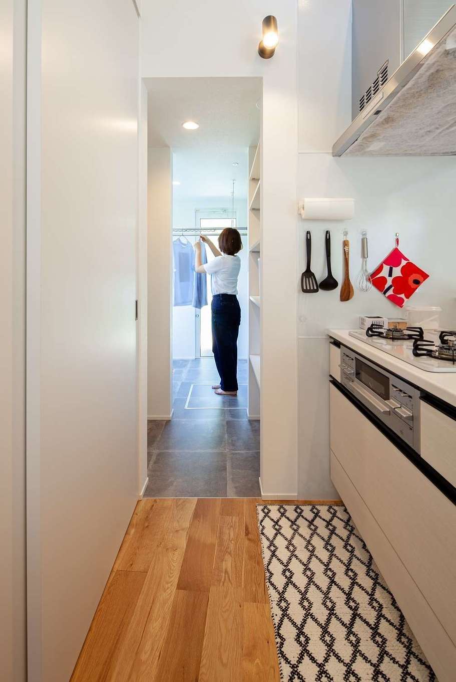 S.CONNECT（エスコネクト）【デザイン住宅、建築家、平屋】キッチンの奥には洗濯物を洗う・干す・しまうが一か所でできるスペースを確保。「室内干しでもジメジメしないし、洗濯物がすぐに乾きます。共働きの私たちにとっては、天気に左右されずに洗濯が出来ることが本当に助かります」と奥さま
