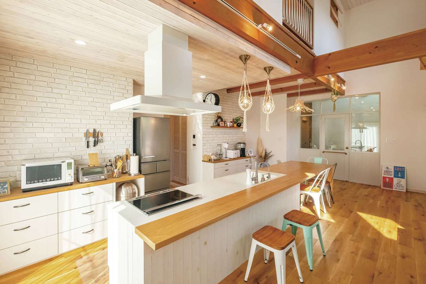 富士ホームズデザイン【デザイン住宅、輸入住宅、インテリア】レンガ張り＆造作ボードのキッチン。既製のシステムキッチンでは得られない、リビング空間との調和がうれしい