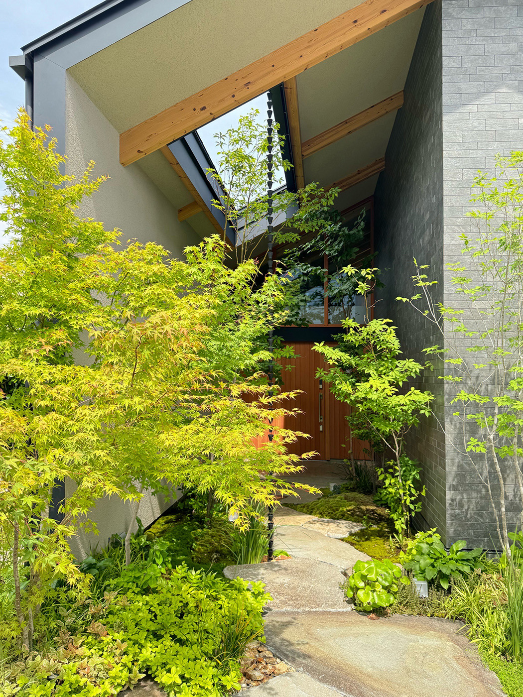 la CASA（ラ・カーサ）【デザイン住宅、平屋、ガレージ】原初的な庭をイメージしたアプローチ