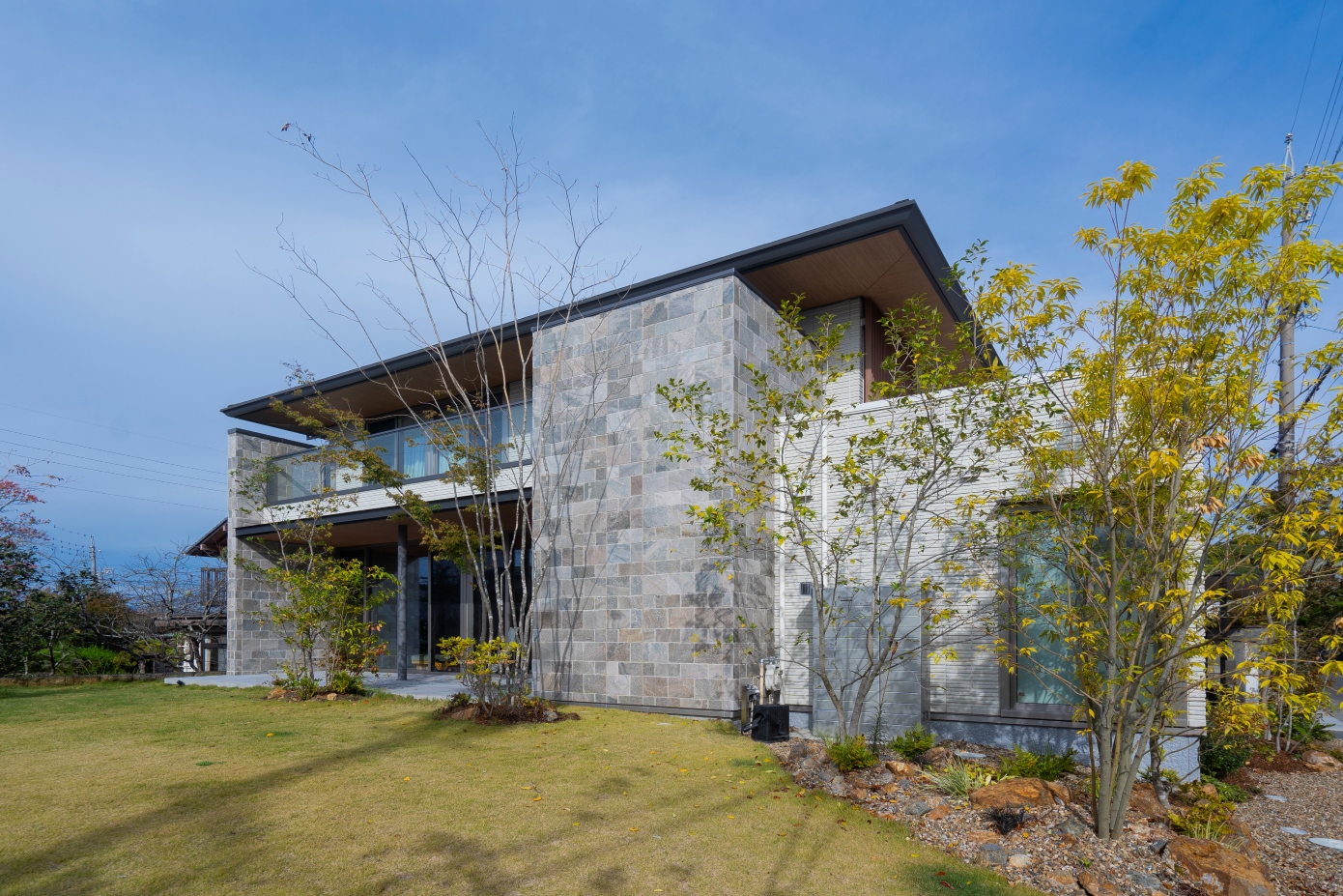 積水ハウス【デザイン住宅、趣味、ガレージ】街並みに配慮された外観