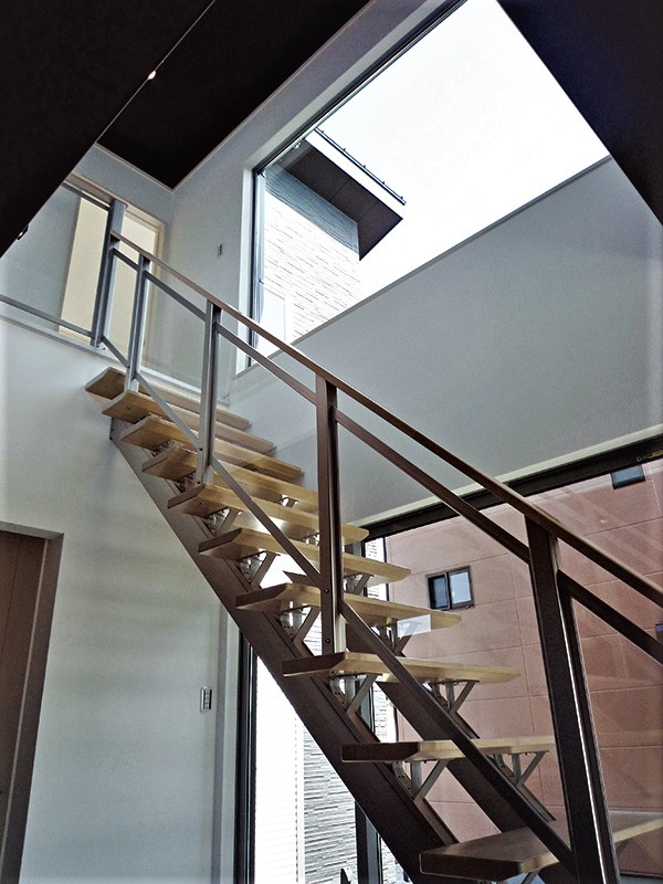 吉川住建【1000万円台、デザイン住宅、建築家】ストリップ階段越しに設けた大型の窓は、キッチンからも外の景色が見えて、明るい光が室内に降り注ぐ