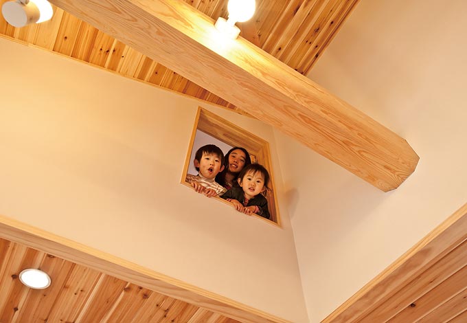 ひらおか建築【和風、二世帯住宅、自然素材】小屋裏収納の窓からリビングを望むことができる。窓を開けることで風が抜ける構造に