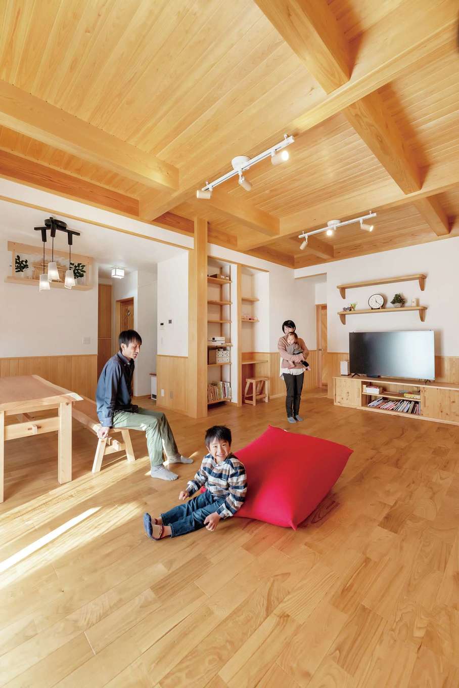 藤田工務店【和風、自然素材、平屋】12.5畳のリビングの壁は腰壁に漆喰、天井は木の現しに。調湿効果に優れた自然素材に囲まれた空間は、四季を通じて快適に保たれる。ダイニングテーブルとベンチはショールームと同じものをオーダーで