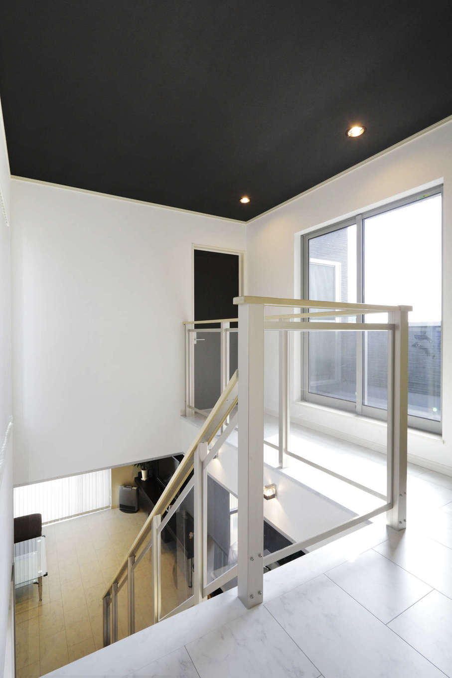 吉川住建【1000万円台、デザイン住宅、建築家】2階ホールの横にはセカンドバルコニーも設置。大きな窓から明るい光がいっぱい差し込む