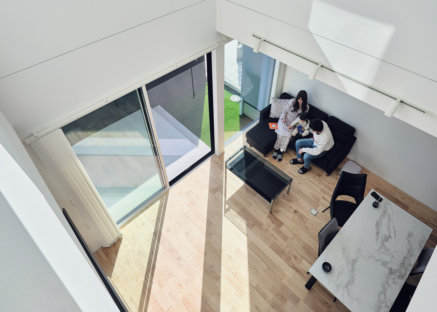 平屋建築ブルーハウス【デザイン住宅、間取り、ペット】吹き抜けから見下ろした1階は、明るさと開放感が抜群