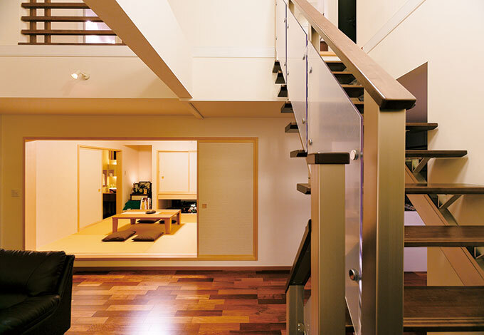 広めにとった階段の踊り場から和室を見た景色。暗くなりがちな場所でも明るい室内を実現できるのは、アリアンス独自の採光計画あってこそ