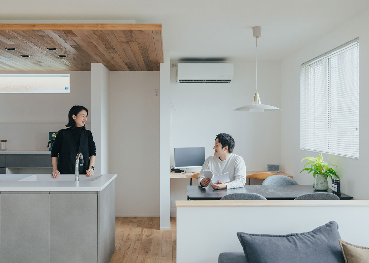 S.CONNECT（エスコネクト）【子育て、間取り、建築家】ダイニングとキッチンは横並び。すぐ横に家族がいるという安らぎを感じさせる心地よい距離感だ