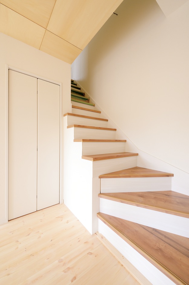 内田建設｜玄関を向いていた階段の向きを180度回転させ、リビング階段に。家族が自然とコミュニケーションでき、会話も弾む