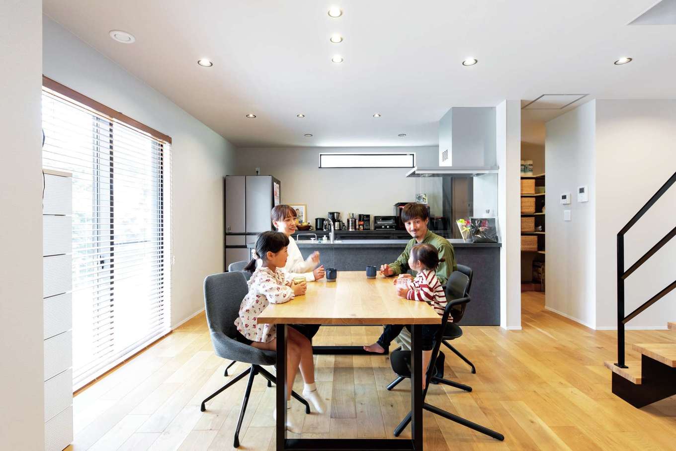 KUREKEN HAUS（榑林建設）【デザイン住宅、趣味、間取り】キッチンから全体を見渡せる広いリビングは、一番の希望。家族が毎日必ず顔を合わせるリビング階段を採用した。ナチュラルな空間にアイアンブラックがアクセント