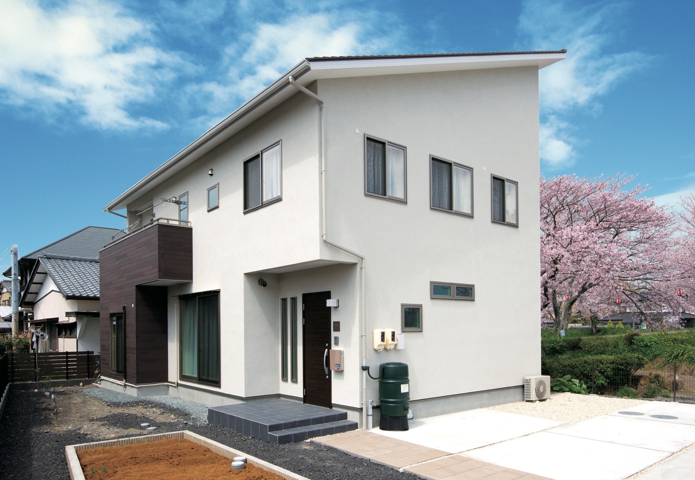 アキヤマ【デザイン住宅、子育て、省エネ】遊歩道沿いに桜並木が続く好立地