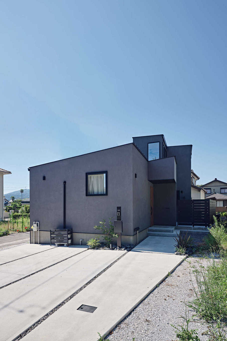 平屋建築ブルーハウス【デザイン住宅、建築家、平屋】敷地を有効に生かし、駐車場も2台分を確保
