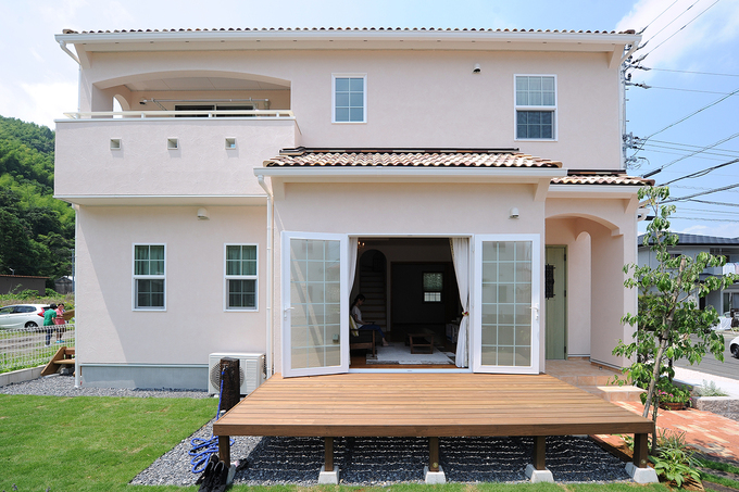 リビングから広いウッドデッキへつながっていることで開放感も抜群