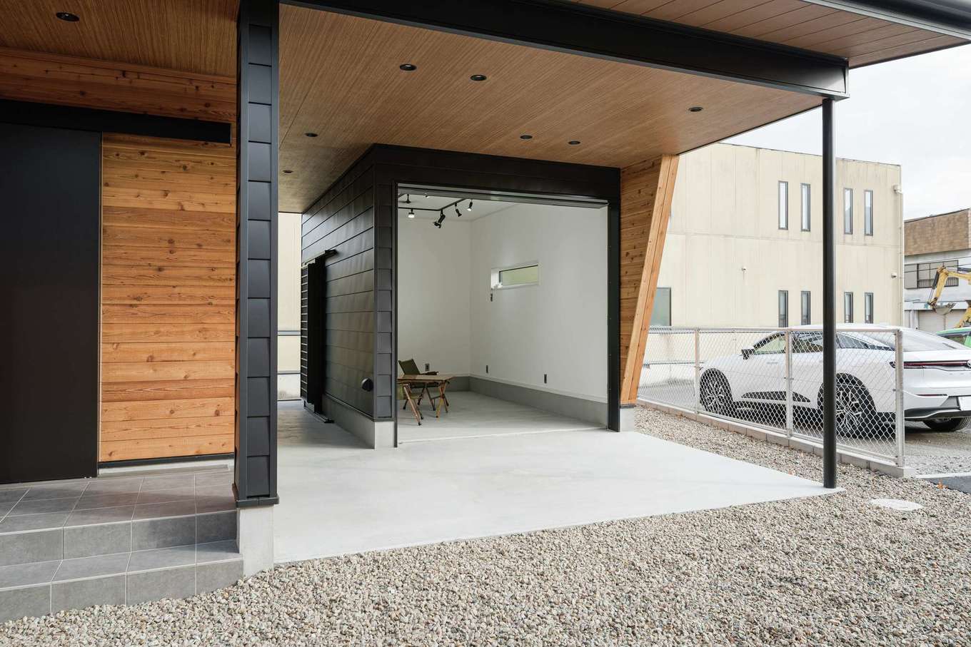 LIXIL住宅研究所 フィアスホーム【デザイン住宅、省エネ、間取り】雨に濡れずに玄関に直結できるインナーガレージ。奥に水栓もあるのでBBQや子どもの水遊びなども楽しめる