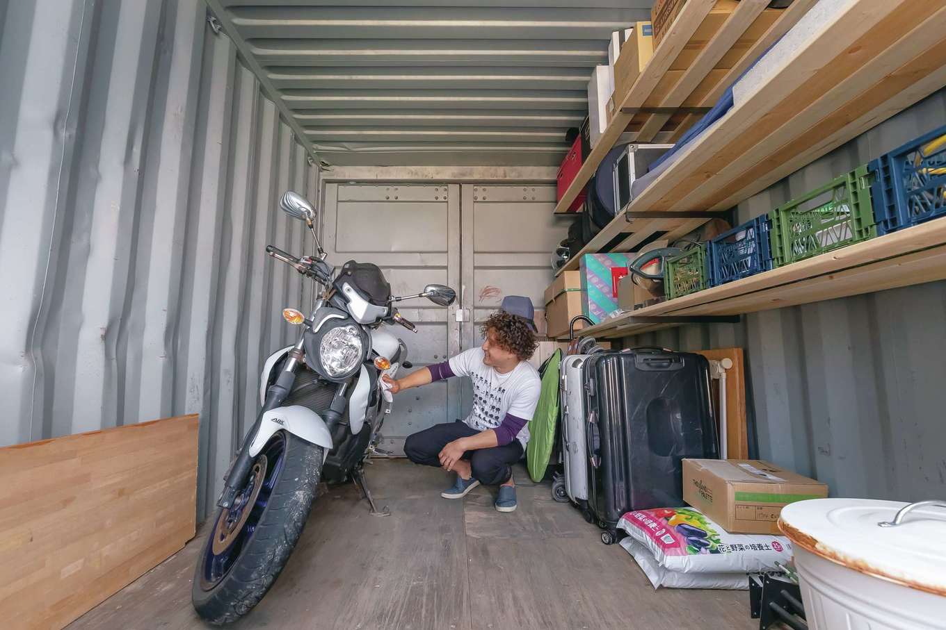 MABUCHI【デザイン住宅、建築家、インテリア】庭にコンテナハウスを置くことを前提に、建物の配置を計画してもらった。ここでバイクをいじったり、楽器を演奏したり、男の隠れ家として活用している