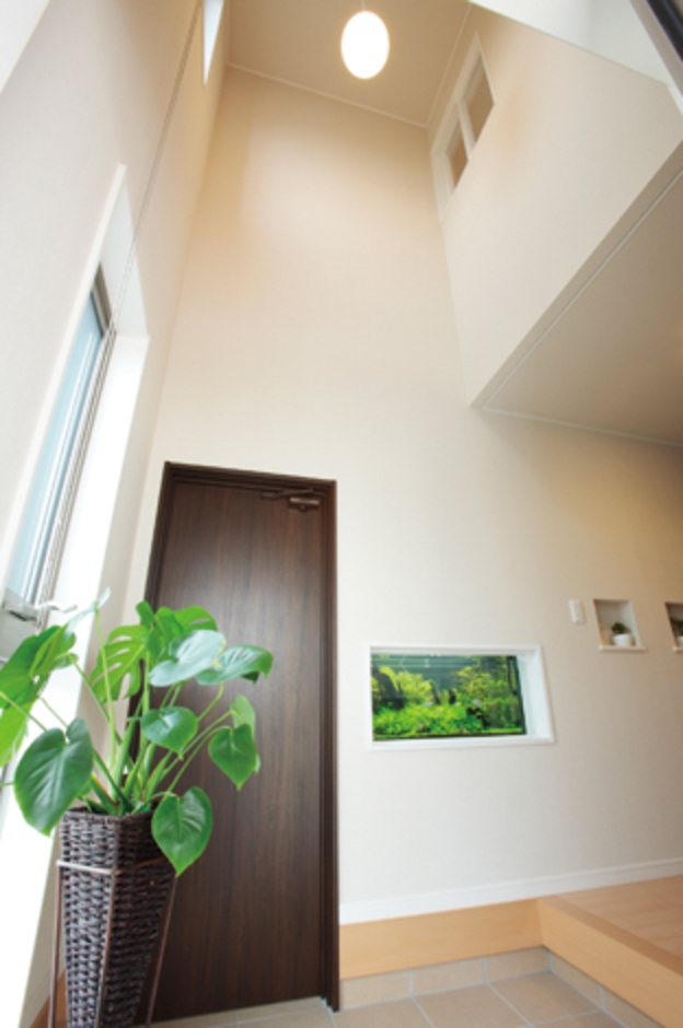 相談して大正解! 玄関の吹き抜け 当初は予定していなかったが、途中で変更を相談したところ、できるということ で急遽設計を変えてもらった玄関の吹き抜け。見学会で見て印象に残って いた2 階部分の小窓も、イメージ通りの仕上がりに満足