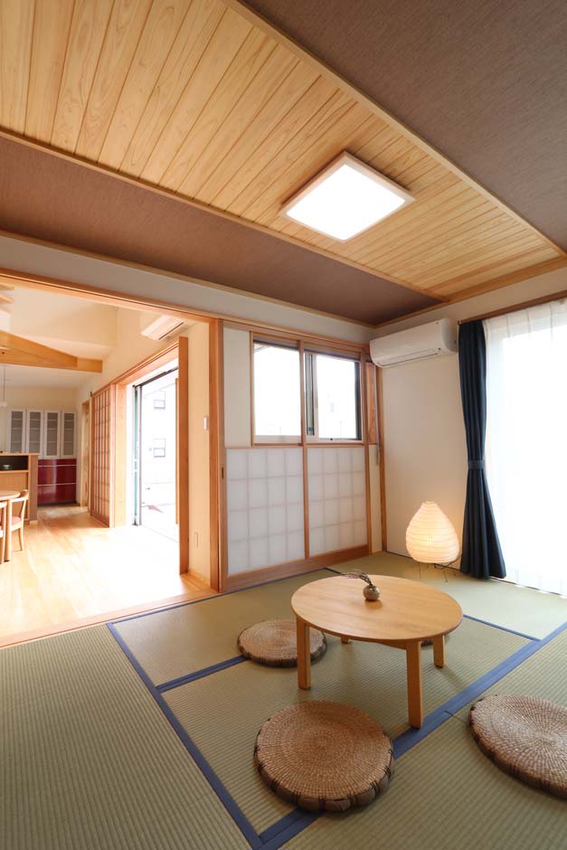 エコフィールド【自然素材、省エネ、間取り】リビングに隣接した和室。上下半分だけに目隠しできる雪見障子を使用し、空間の広がりを演出
