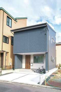 25坪に建つ家は、収納を工夫して広々スペースを確保