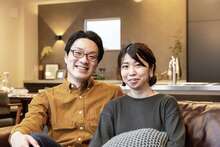 静岡出身のご主人と愛知出身の奥さまは学生時代の同級生。犬を飼うならフレンチブルドッグ、旅行するなら沖縄と、好きなものが同じなのだとか。