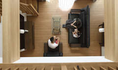 2階から眺めたリビング。吹き抜けを設けたことで、上下階の家族の気配をより身近に感じ取れる。また、これだけ広い吹き抜けがあっても、高気密・高断熱の構造によりエアコンの効きがよく、冬も暖かく過ごせる