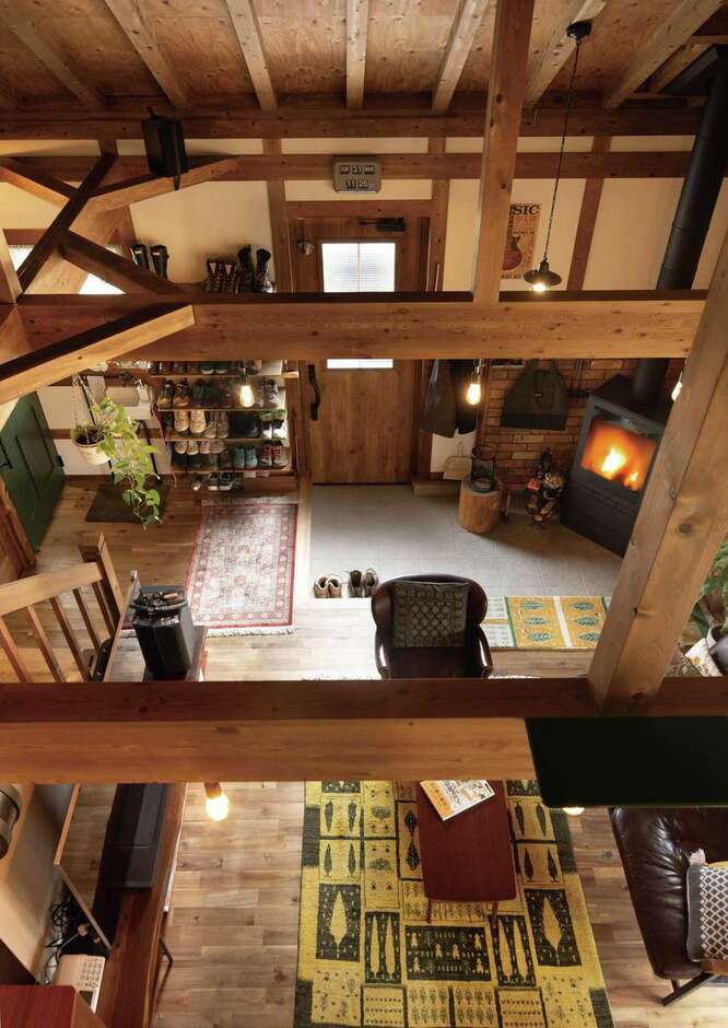 真壁づくりの現しの梁はキャットウォークにもなる