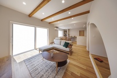 リビングの一角に、やさしい曲線のヌックを設けている。
読書やくつろぎの時間に使える、暮らしの中に自然と溶け込む居場所だ。