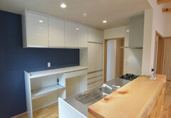 奥さまこだわりのステンレストップ。今はガス火だが、将来IHにもできるように電源も入っている